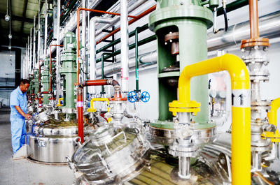 禹州天源科技生物工人正在察看生产情况